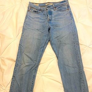 Levi’s wedgie cut with raw hem! Gently worn no damage to them.